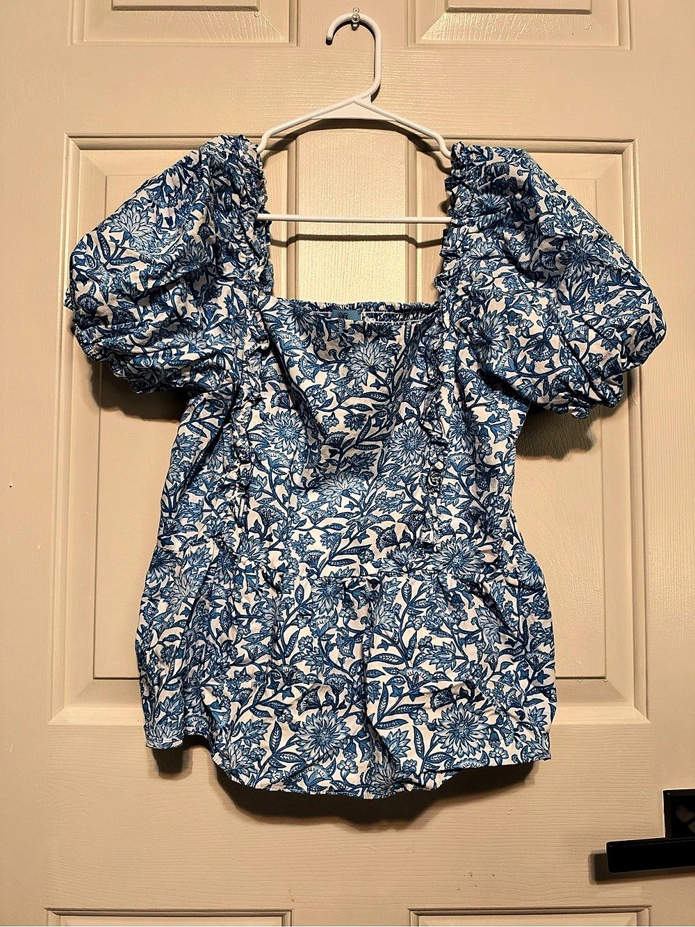 CeCe Floral Puff Sleeve Blouse in Blue & White Large Like New